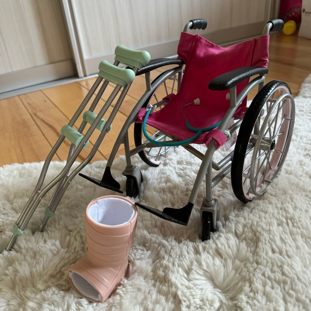 American Girl: Wheel chair, cast, stethoscope, and crunches.excellent condition